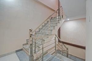 斋浦尔Shree Shyam Palace的白色房子中的金属螺旋楼梯