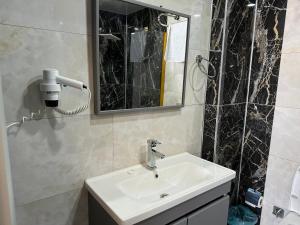 Bostaniçiworld say hotel的一间带水槽和镜子的浴室