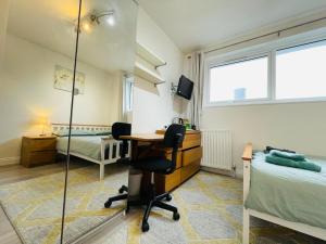 伦敦Double bedroom with bathroom en suite in London Docklands Canary Wharf E14的一间卧室配有一张桌子和一张床