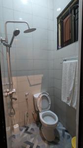 达累斯萨拉姆Rest Inn Lounge & Lodge的一间带卫生间和淋浴的浴室