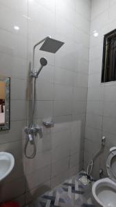 达累斯萨拉姆Rest Inn Lounge & Lodge的带淋浴、卫生间和盥洗盆的浴室