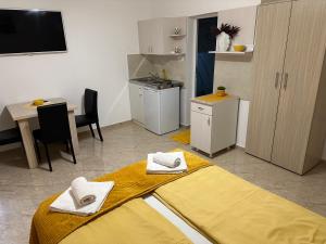 索科矿泉村MELITTA Apartments的客房设有厨房和带毛巾的桌子。