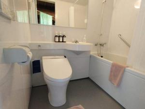 ShishikuiPension Shishikui的浴室配有卫生间、盥洗盆和浴缸。