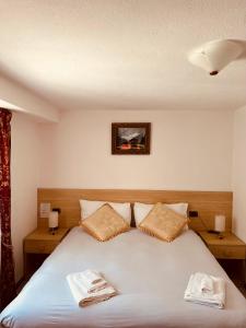 尚波吕克布埃纳维斯塔橙之栈酒店的一间卧室配有一张床,上面有两条毛巾
