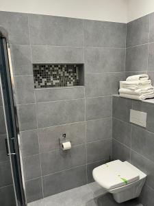 索瓦塔Vila Niki的一间带卫生间和淋浴的浴室
