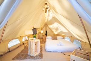 巴约讷Kampaoh Bayona Playa的帐篷配有一张床和电视