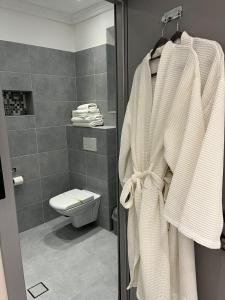索瓦塔Vila Niki的浴室设有卫生间,毛巾架上备有毛巾
