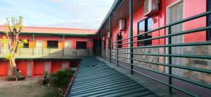 Lapu Lapu CityMax Travellers Inn的享有红色建筑的外部景色,设有窗户
