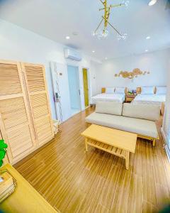 富国Z Homestay 2 Phú Quốc的一间卧室配有一张床、一张沙发和一张桌子