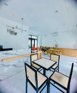 富国Z Homestay 2 Phú Quốc的一间用餐室,内设椅子和桌子