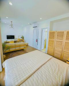 富国Z Homestay 2 Phú Quốc的一间大卧室,配有一张大床和一台电视