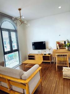 富国Z Homestay 2 Phú Quốc的带沙发和电视的客厅