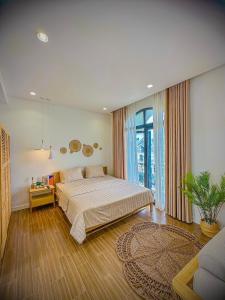 富国Z Homestay 2 Phú Quốc的一间卧室配有一张大床和一张沙发