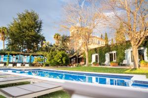 拉塞尔瓦德尔坎普Hotel Boutique Mas Passamaner的一座带游泳池和房子的庄园