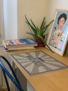 马赛Jolie studette avec Patio style Cabanon的一张桌子,上面有一张照片和一株植物