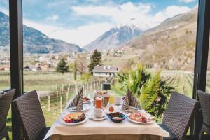 梅拉诺维索布恩酒店的一张餐桌,上面有食物,享有山景