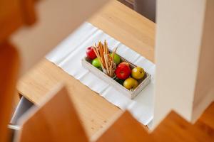 魏森湖温克勒公寓的桌上的一碗水果和蔬菜