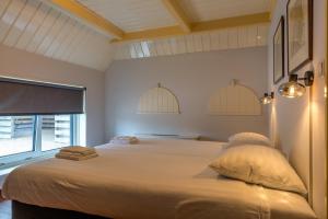 OosterendBoerderijwoning De Florijn的一间卧室设有一张大床和窗户