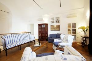 莱万托La Madonetta - Dimora d'epoca -的带沙发和蓝色沙发的客厅