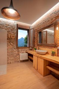 阿尔武希耶斯Masia de Can Ferrer的一间带水槽和镜子的浴室以及窗户。
