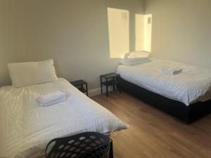 莫纳汉Willow Valley的一间卧室配有两张床和椅子