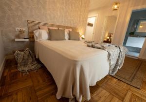 卢安科Casa Manolo的一间卧室配有一张带白色毯子的大床