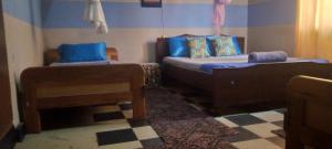 KisoroMotel Santaviva的客房设有床、沙发和桌子。