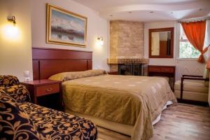 哈尼亚Tasia Mountain Hotel的酒店客房设有两张床和窗户。