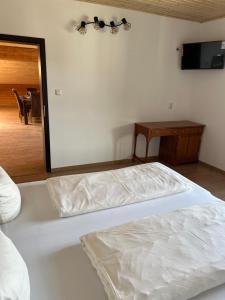 德布里阿赫豪斯卡尔顿酒店的一间卧室配有一张床、一张桌子和一面镜子
