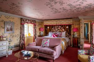 泰恩The Glenmorangie House的一间卧室配有一张床和一张沙发