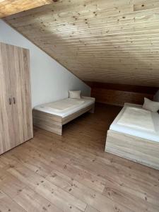 德布里阿赫豪斯卡尔顿酒店的配有木天花板的客房内的两张床