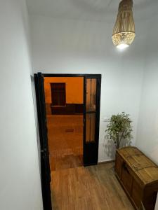 卡拉瓦卡·德·拉·克鲁斯Apartamento Irene 2的一间设有门、桌子和吊灯的房间