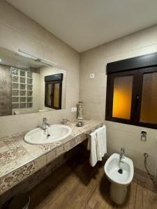 卡拉瓦卡·德·拉·克鲁斯Apartamento Irene 2的一间带两个盥洗盆和卫生间的浴室