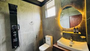米瑞莎Beverly Beach Mirissa的一间带水槽、镜子和卫生间的浴室