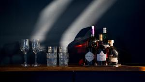 第比利斯Zorba&Bond Hotel on the 8th的桌子上放着一组葡萄酒瓶和玻璃杯