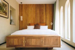 青岛禾煦的家-和煦 HX house的一间卧室配有一张大床和木制床头板