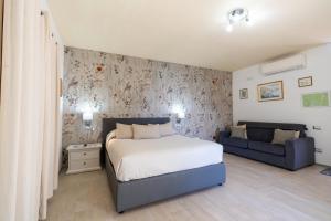 斯卡拉Il Paradiso sul Mare Apartment的一间卧室配有一张床和一张沙发