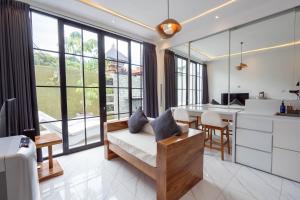 塞米亚克The Lavana Seminyak Loft 360 - 1 Bedroom Villa with Private Pool的客厅配有沙发和桌子