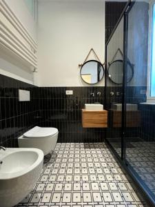 萨沃纳Noliday Savona Center Art Deco Apartment的黑白浴室设有水槽和卫生间