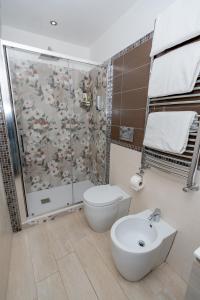 斯卡拉Il Paradiso sul Mare Apartment的带淋浴、卫生间和盥洗盆的浴室
