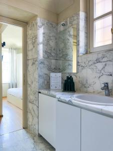 阿斯蒂ComeCasa San Secondo White的白色的浴室设有水槽和镜子
