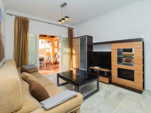 马贝拉Cubo's Cabopino Beach Marbella Apartment的带沙发和电视的客厅