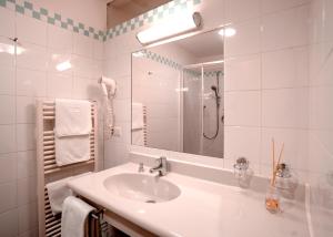 博尔扎诺菲戈*** S酒店的白色的浴室设有水槽和镜子