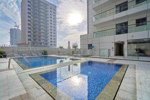 迪拜Stella Stays Pristine Studio Dubai JVC Large Terrace的一座建筑物中央的游泳池