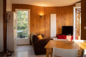 巴尔若尔Chalet dans plusieurs hectares de nature的客厅配有沙发和桌子