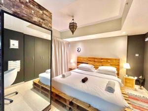 迪拜Urban Oasis Duplex Loft Wabundant Natural Light的一间卧室设有一张大床和一个浴缸
