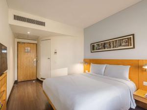 古尔冈ibis Gurgaon Golf Course Road - An Accor Brand的卧室配有一张白色大床