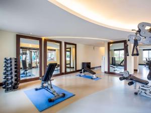 迪拜Novotel Deira Creekside Dubai的健身房设有跑步机和椭圆机