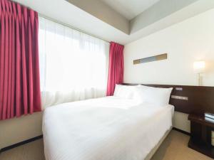京都京都站宜必思尚品酒店的卧室设有一张白色大床和一扇窗户。
