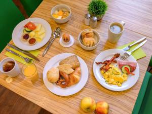 特里尔Ibis Styles Trier City的一张木桌,上面放着早餐食品
